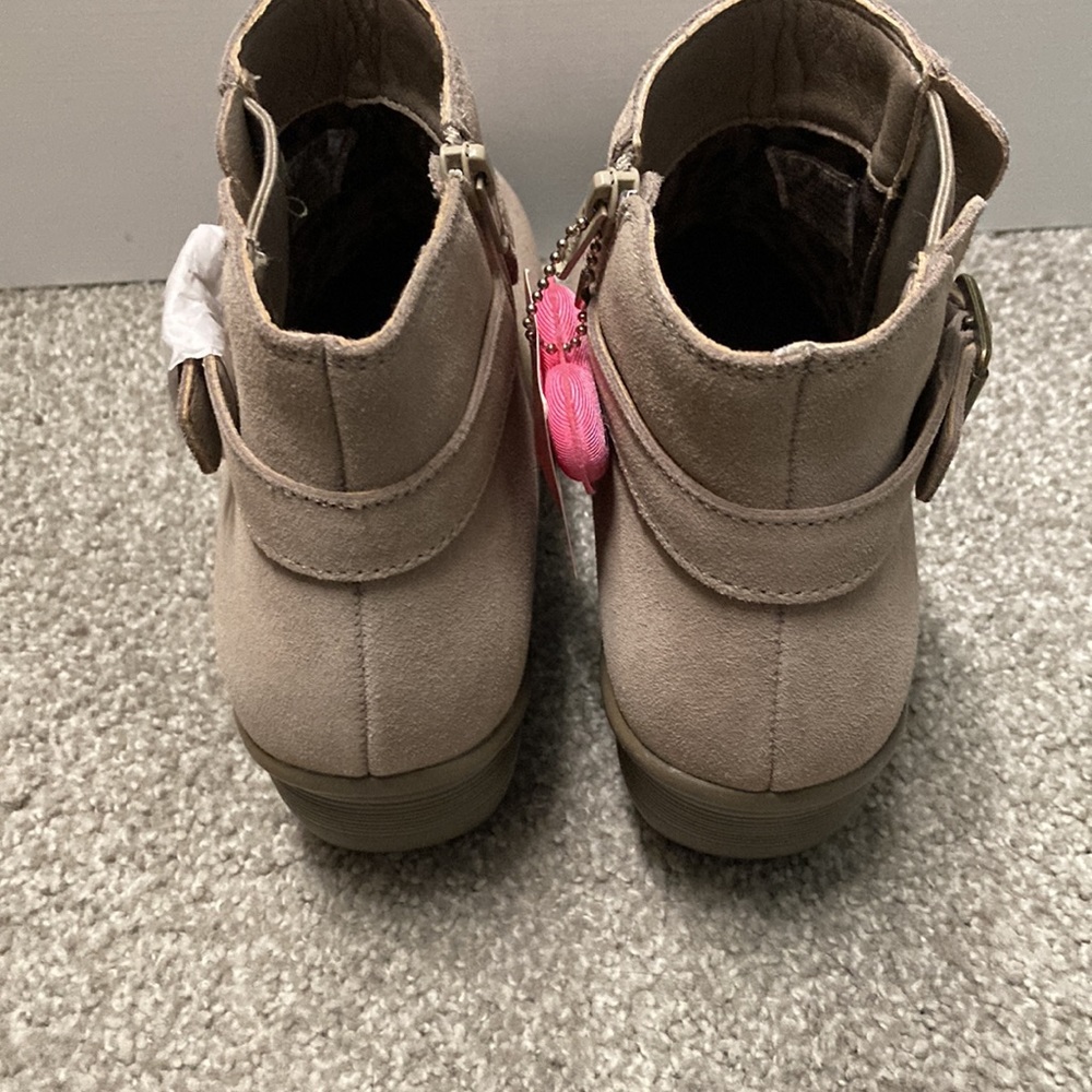 NWOB Skechers booties.  Sz 9 Wide.  Tan/cream color.  Never Worn. - Picture 4 of 12